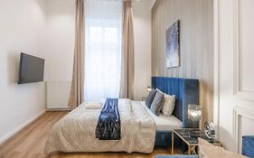 Luxurious Central Grand Home W/ 3Bedrm 2Bathrm